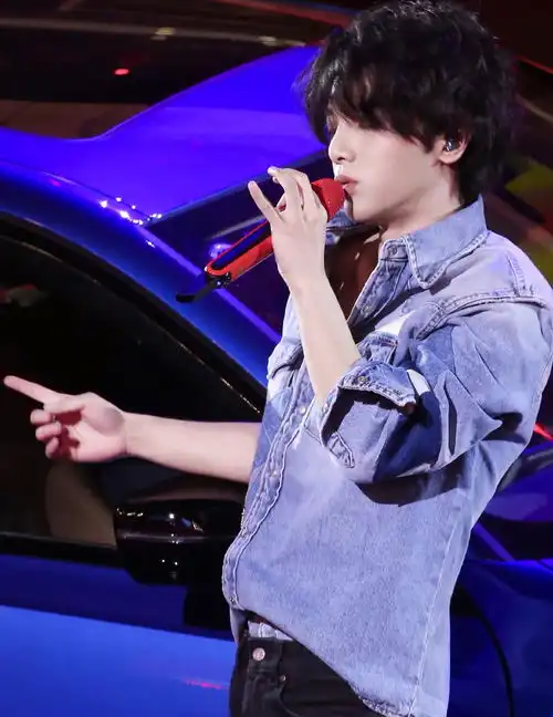 华晨宇这么妖孽换新发型搭配精致妆容,秒变漫画脸