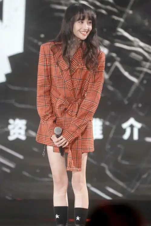 郑爽这裙子太危险了,完全仅靠身材撑起,真怕它会掉下来
