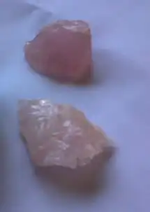 家里有几块粉色石头,但不知道到底是什么石头...