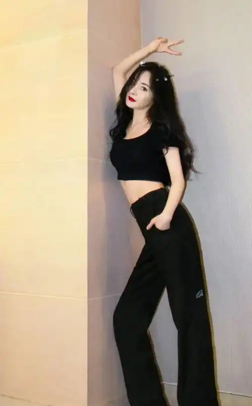 这怕是杨幂翻车最厉害的一次穿印花套装凹造型,上身效果一言难尽