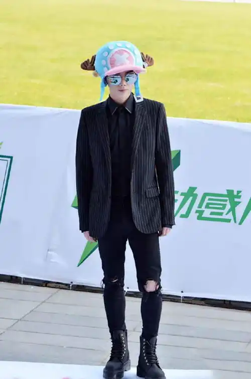 与华晨宇已复合张碧晨穿五年前的情侣鞋公开现身,无名指还戴着戒指