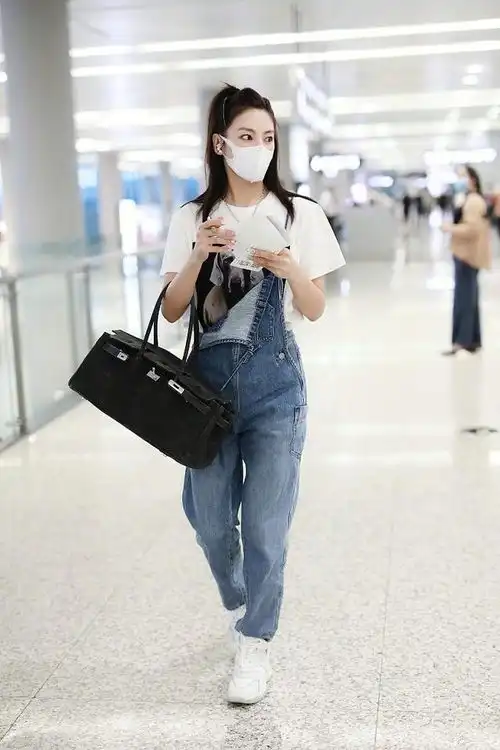 朱丹太强悍,孕4月还把女儿抱肚子上,穿宽松t不显孕肚却明显发福
