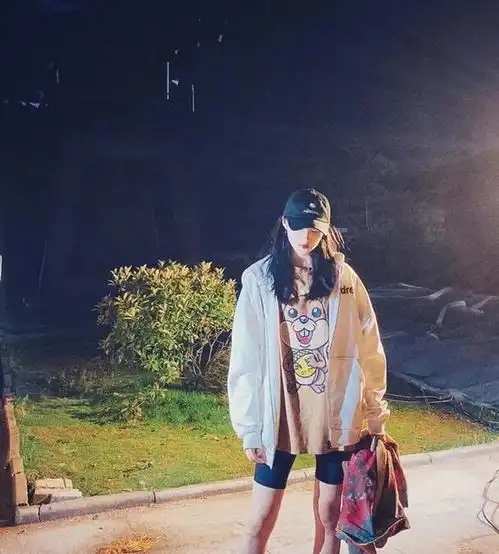 关晓彤越来越会穿了,最近私服美如画,时尚青春品位高