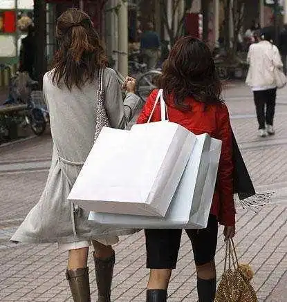 走在大阪路上这些日本女孩笑容甜美,喜欢穿和服环游街头