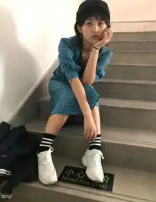 张子枫凹造型成这样,颜色老气,身高不及一米五
