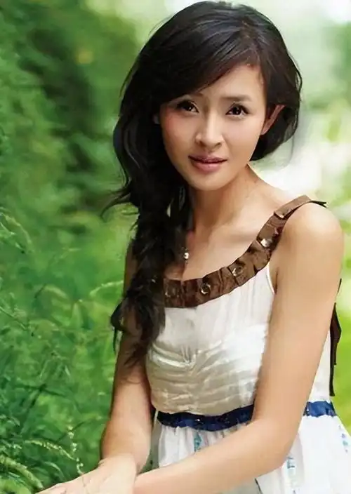 于明加闪婚嫁大7岁老公,结婚14年不会做饭,和女儿同框像姐妹
