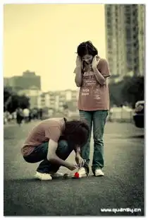 求一张男孩为女孩系鞋带的非主流图片