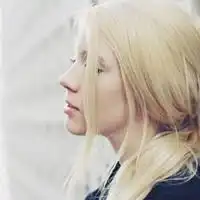 白色头发的女生qq头像要图片