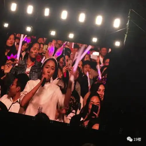 周杰伦演唱会,这个小仙女火了与周董合唱吐槽前任算什么男人