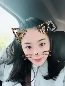 张含韵晒猫耳贴纸自拍扎马尾嘟嘴卖萌少女感十足