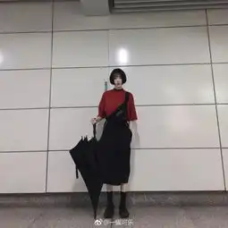 漫画脸酷炫少女火遍抖音,结果腿也是p的