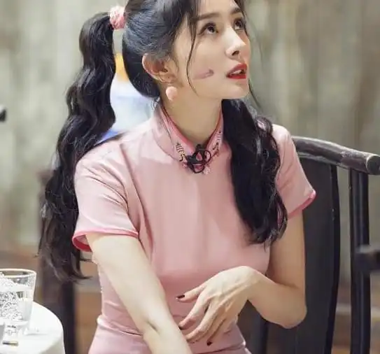 张雨绮一百斤,杨幂九十斤,俩人同穿旗袍,才知10斤差别有多大