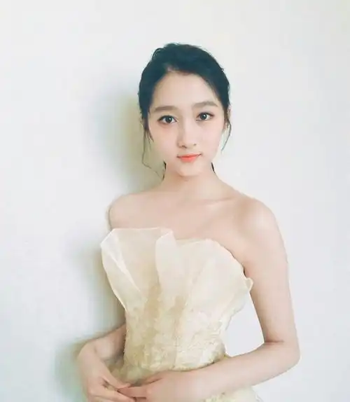 关晓彤被父母捧成大明星,亲姐却默默卖拉面,网友果然是颜值决定命运