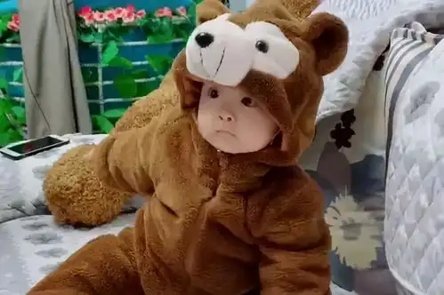 奶爸佛系拎娃回家火了,萌娃一脸懵我是谁我在哪