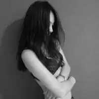 嘴巴叼花的女生头像倾听那首属於自己的歌