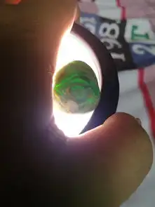 你好帮我看看这个是琉璃吗
