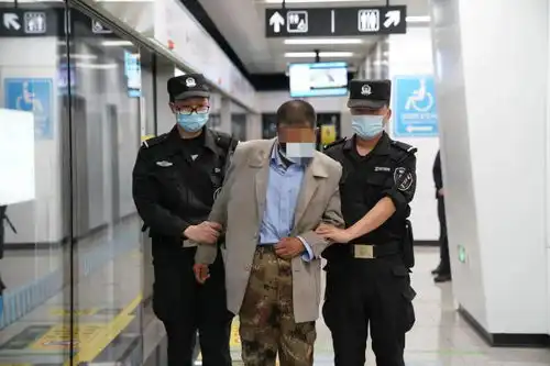 不听劝阻,男子在昆明地铁里不戴口罩吸烟小蜜蜂放歌...拘留