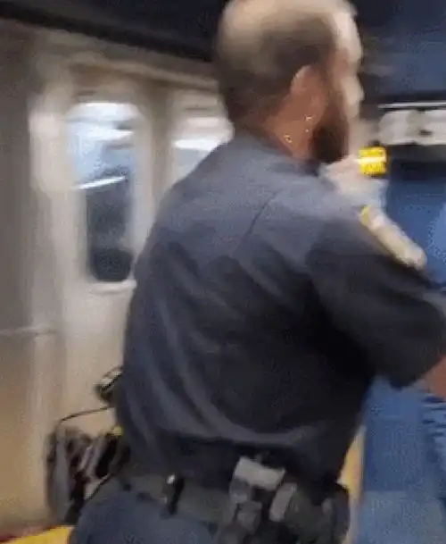 荒唐美国男子提醒两名美国警察佩戴口罩,反被暴力驱逐出地铁站
