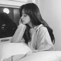 qq头像女生伤感黑白背影女生简单气质背影黑白qq头像