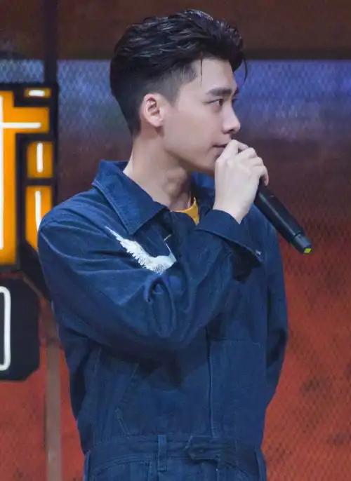 同穿工装风连体裤,肖战华晨宇撞衫不尴尬,李易峰卡通鞋抢镜