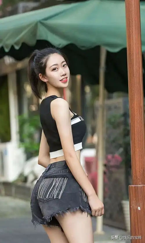 扎俏丽马尾的美女,充满青春活力