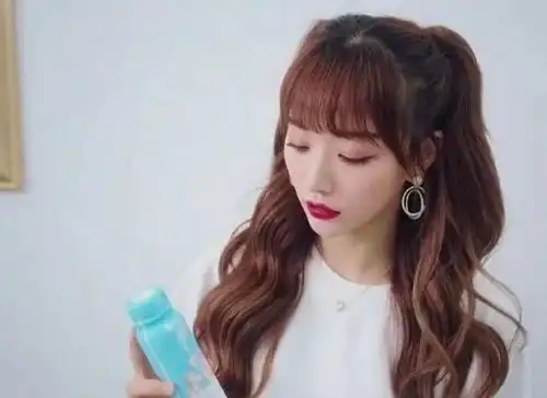 发际线高的妹子不能扎高马尾试试加一款刘海,扎出元气满满发型