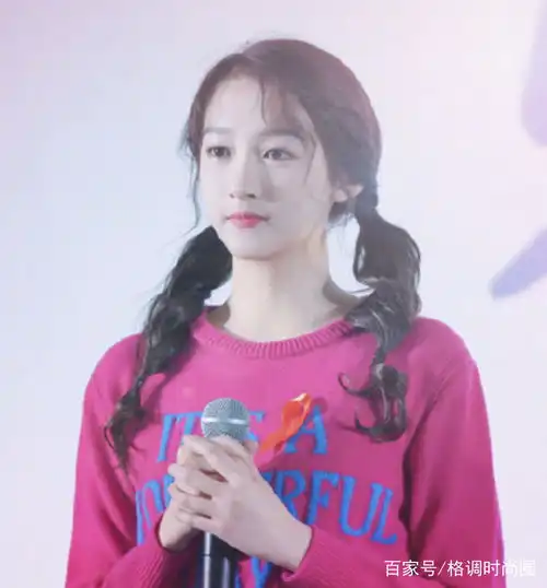 关晓彤终于找准了风格,扎双马尾搭配荷叶裙,美成少女该有的样子