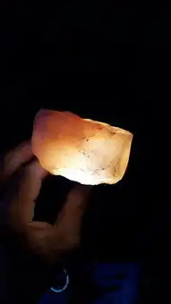 这石头不知道是什么石头粉色的还透光