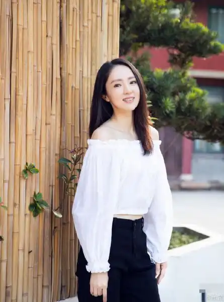 恋情实锤董璇苏小玎晒男女友视角美照,背景过于雷同疑同一地点