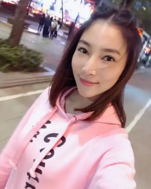 女星谈童年阴影怀孕母亲挽回出轨父亲遭毒打,小三嚣张上门闹事