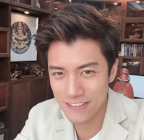 陈乔恩携富豪男友现身聚会,站角落悄悄秀恩爱,向佐罕见出席