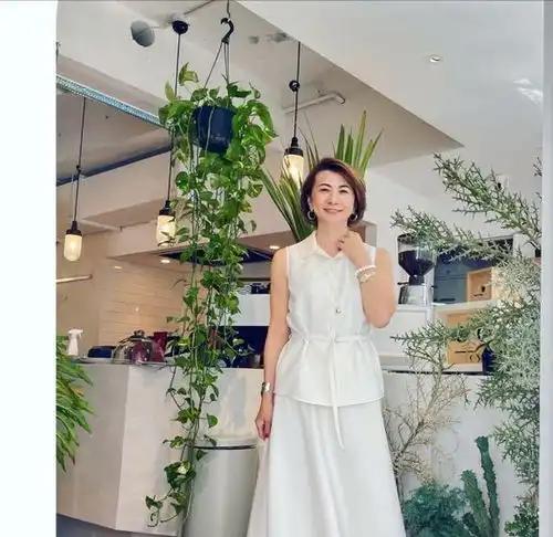 50女人别穿得花里胡哨,这位日本主妇简单款配短发,大方显气质