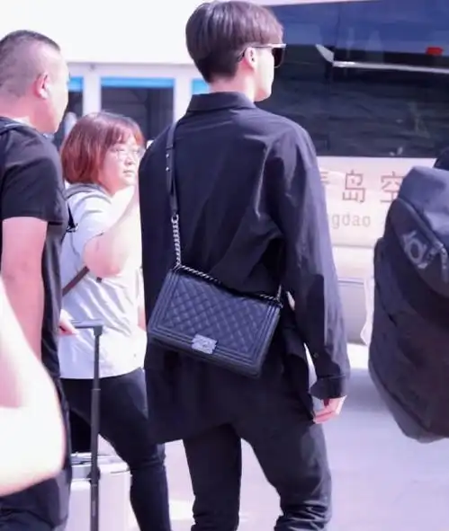 李易峰居然钟爱女式包搭配黑色卡通卫衣,却意外暴露少男心