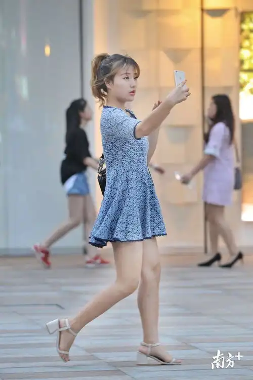 又到三伏天,看街头美女晒清凉