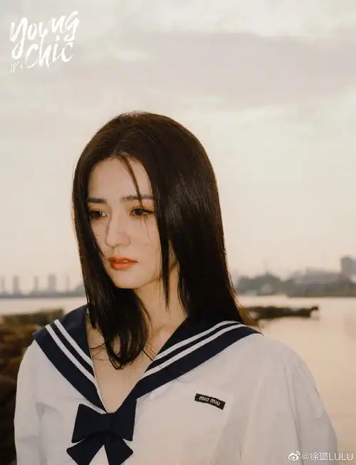 海边落日写真氛围感十足,黑长发搭配水手服裙造型可俏皮又可爱