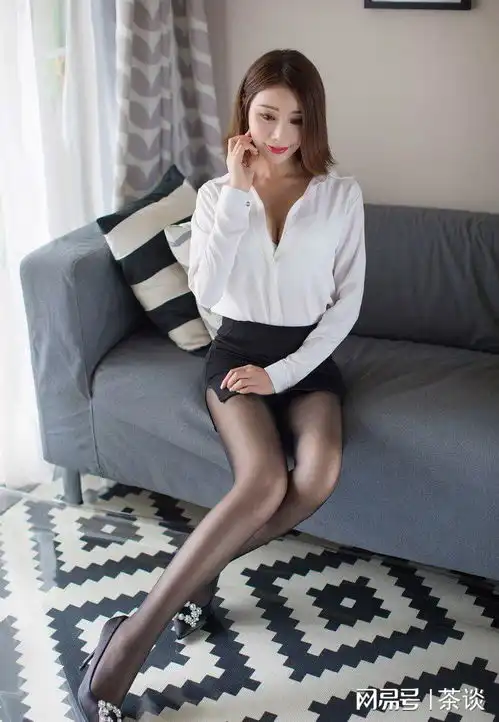 黑丝白衬衫的美女