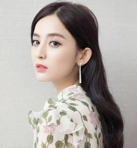 古力娜扎秀沙漏身材,半透明衣服抢镜,网友赞叹好漂亮