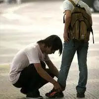 男生动漫蹲下系鞋带头像微信头像图片大全