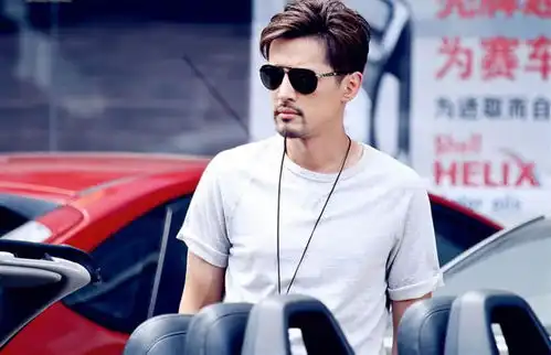 谭松韵海风谐歌大片,素净长裙飘扬的发丝青簪锁三千热映中