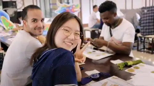 成电端午活动惹争议,一名留学生配一名女生,没有一个男生参与
