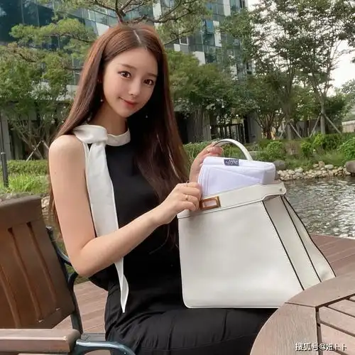 画漫画这么赚女神降临美女作家私下名牌包收藏不输女星