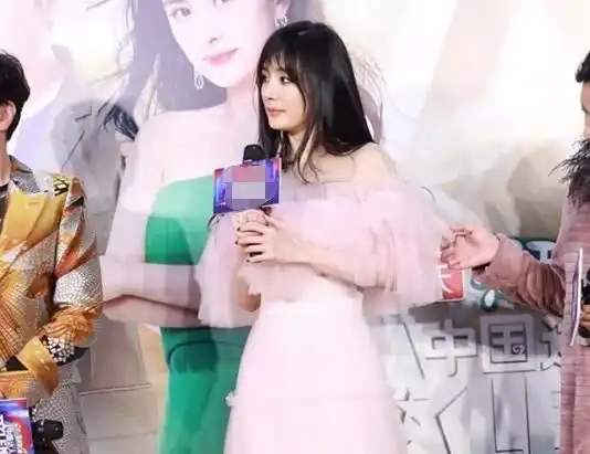 2019年惊悚瞬间杨幂装嫩95后小花cos炸鸡