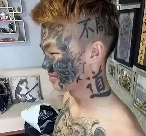 回顾14岁少年满脸纹身被父亲赶出家门,找不到工作如今怎样了