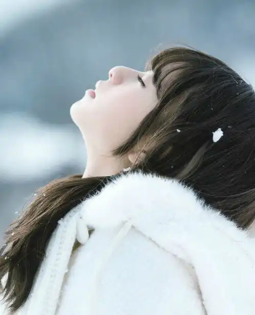 漫画脸酷炫少女火遍抖音,结果腿也是p的