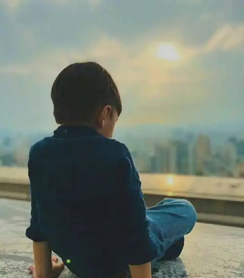 小伙救治蟒蛇,蟒蛇报恩甘当保姆,看家护院抓小偷