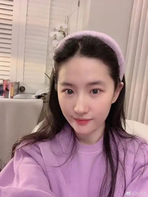 刘亦菲素颜自拍清纯甜美,高扎马尾少女感足,鼻梁美人痣抢镜