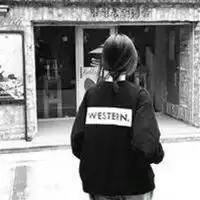 头像黑白女生背影伤感黑白背影微信头像女生伤感