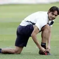 男生动漫蹲下系鞋带头像微信头像图片大全