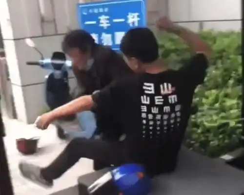怂江苏男子不戴口罩与保安起争执,竟拿好心劝说的母亲撒气殴打