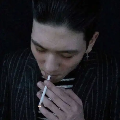 低头吸烟男生霸气头像图片扣扣居